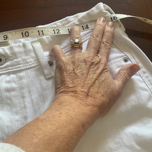 White Levi’s size 10 denim shorts 5-pocket 99% cotton 1% elastane - Picture 10 of 11